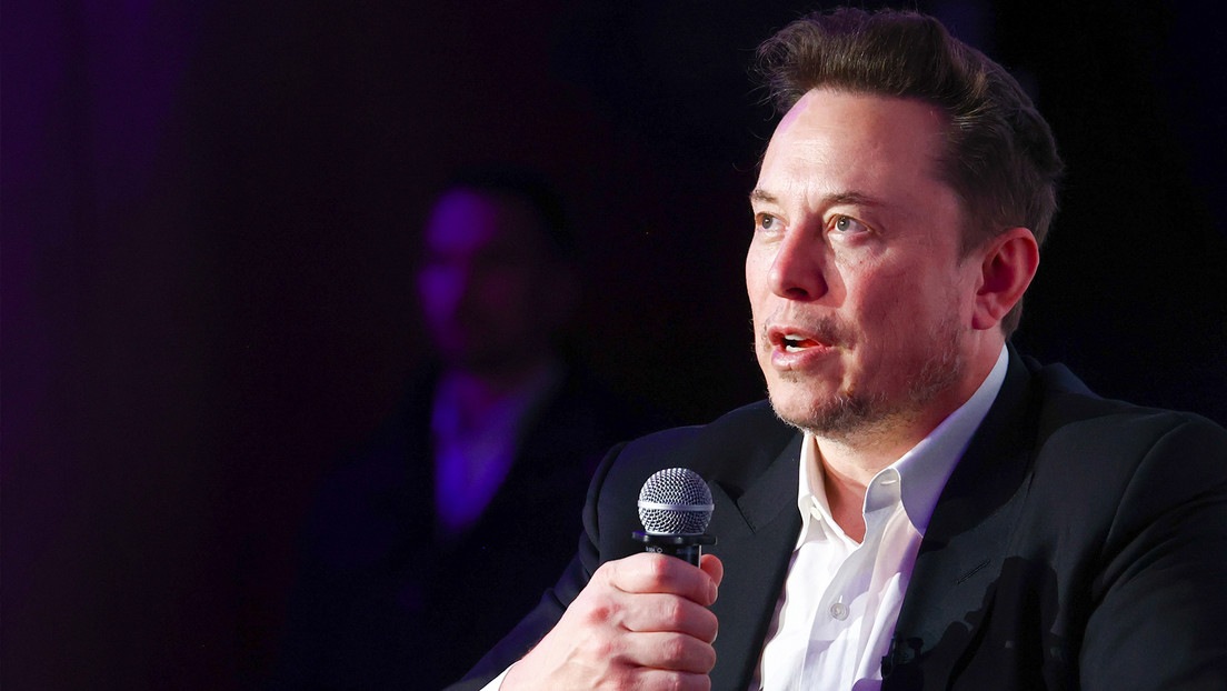 Elon Musk predice que la IA superará a los humanos más inteligentes en 2025