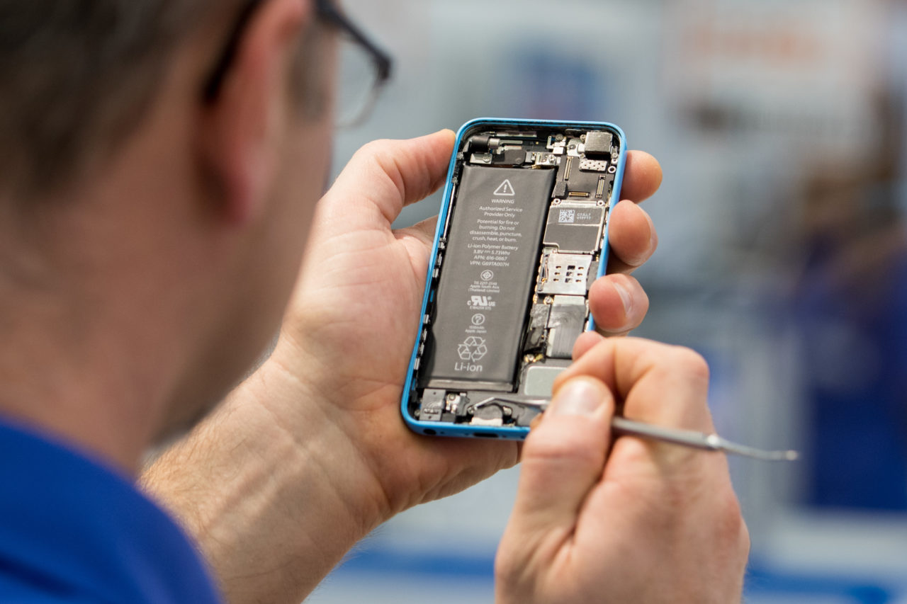 Apple permitirá usar piezas de segunda mano para reparar el iPhone