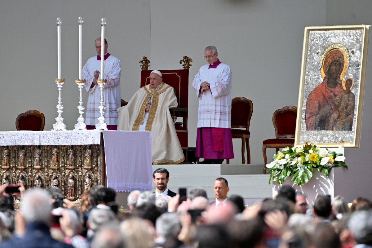 El Papa preside una multitudinaria misa en su visita a Venecia, tras su primer viaje en siete meses