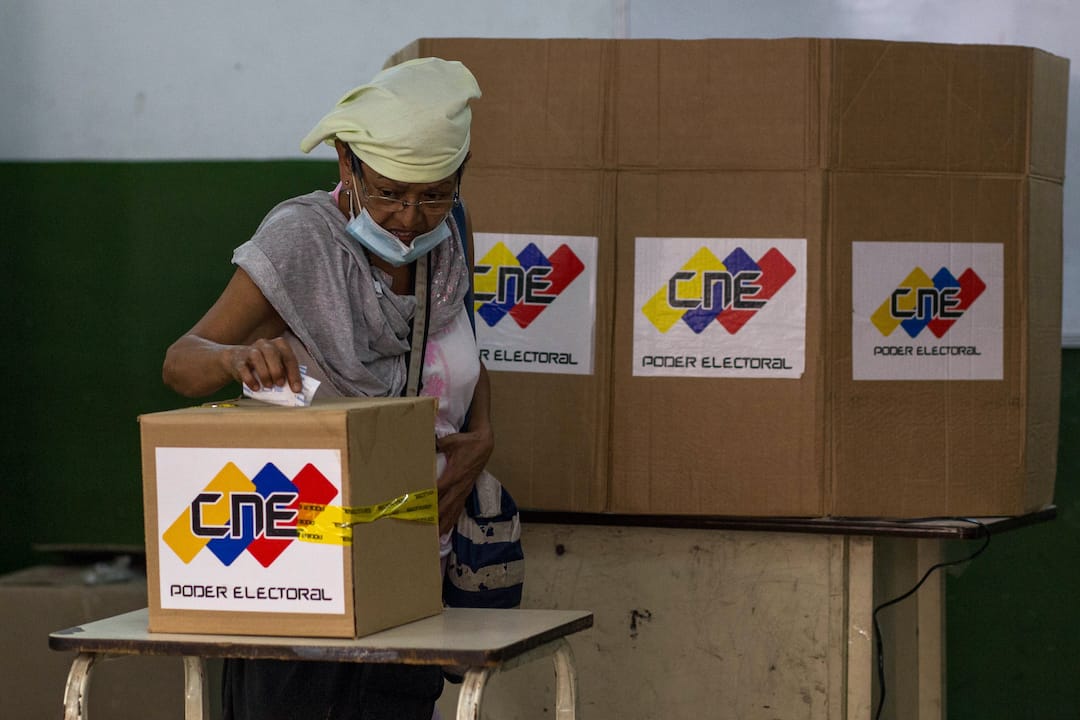 A woman casts her vote at the Jose de Jesus Arocha public school in Petare, Caracas, during a mock election for the upcoming parliamentary vote in Venezuela, on November 15, 2020, amid the COVID-19 novel coronavirus pandemic. - Venezuela holds parliamentary elections on December 6 with President Nicolas Maduro looking to take back control of the National Assembly, whose speaker and opposition leader Juan Guaido is demanding a boycott. (Photo by Cristian HERNANDEZ / AFP)