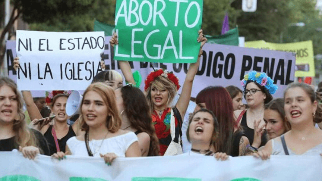 España permitirá aborto en menores de edad sin consentimiento paterno