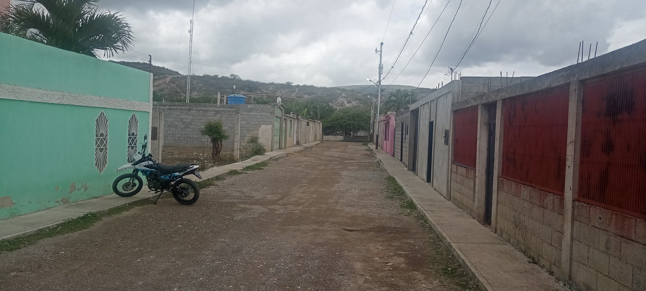 Comunidad La Fundadora en Barquisimeto exige asfaltado al Alcalde: Más de 30 familias afectadas