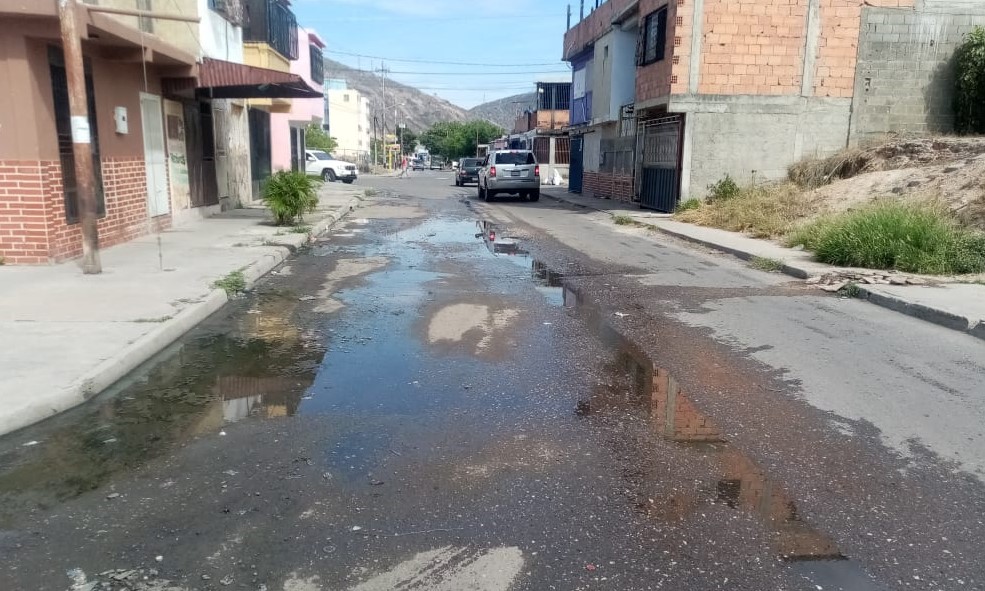 Vecinos de la Urb. Macías Mujica exigen reparación de tubería de aguas negras