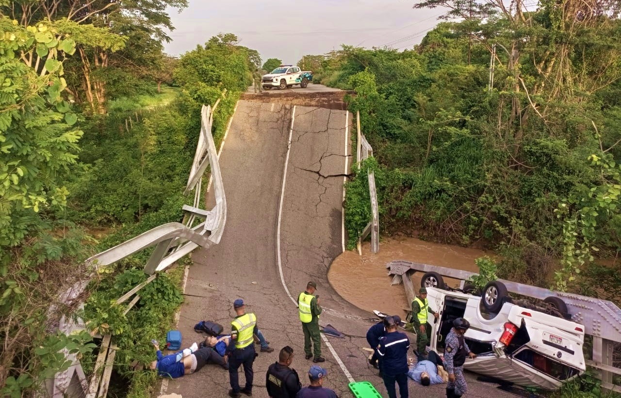 Accidente en la Falcón-Zulia: un muerto y tres heridos al desplomarse un puente en el sector La Raya