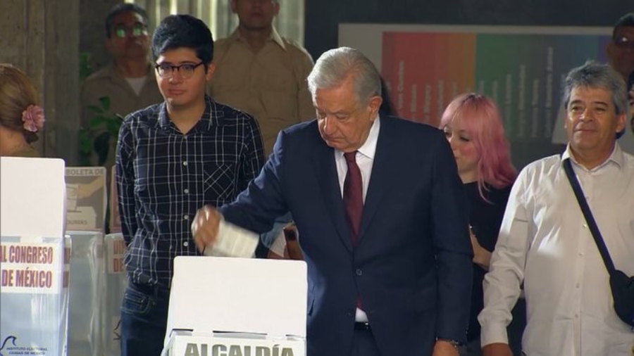 López Obrador vota en las elecciones presidenciales de México