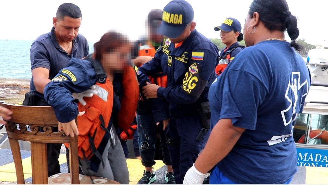 Un muerto y cuatro desaparecidos tras naufragio en Colombia: Rescatan a seis venezolanos