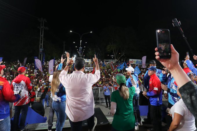 Maduro cerró campaña electoral frente a una multitudinaria concentración en el este de Barquisimeto