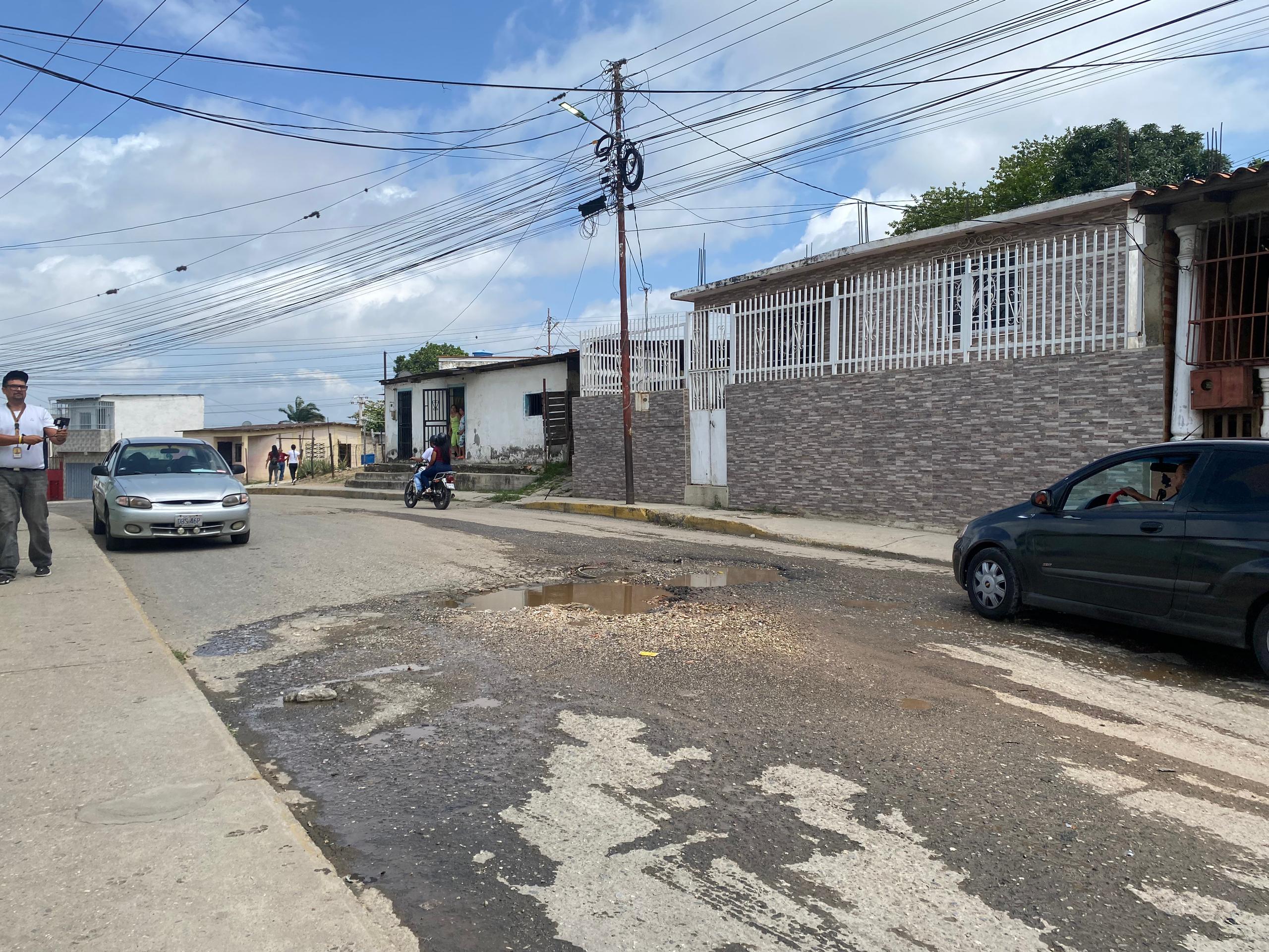 Comunidad de El Jebe exige a HIDROLARA que sea reparado un colector de aguas servidas en la vía principal