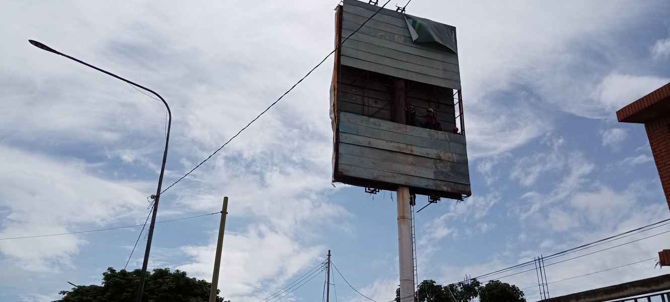 Rescatan a sujeto descompensado en una valla publicitaria en Barquisimeto