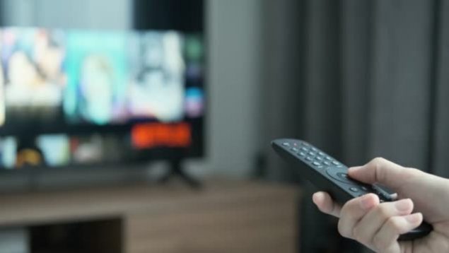 ¿Cómo saber si el televisor está reproduciendo películas o series en 4K o HD?