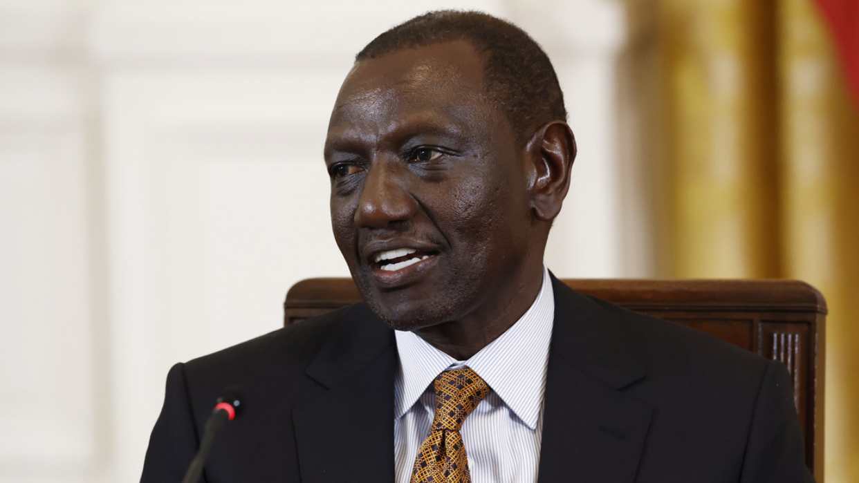 El presidente de Kenia disuelve el Gobierno en medio de protestas