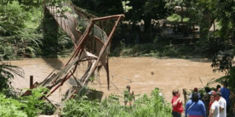 Colapsa puente de Mochimita entre Cumaná y Cumanacoa por fuertes lluvias 