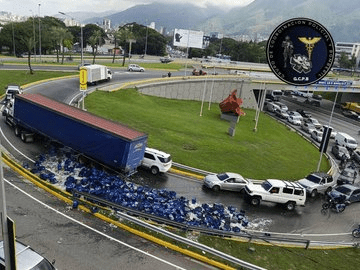 ¡Colapso vial! Gandola tiró accidentalmente una carga de cajas de cerveza en el distribuidor los Ruices en Caracas