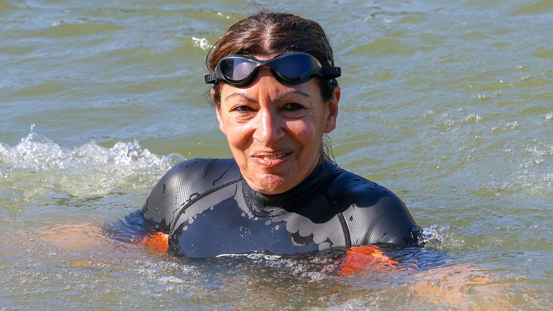 La alcaldesa de París nadó en el río Sena para probar que «es seguro para los Juegos Olímpicos»