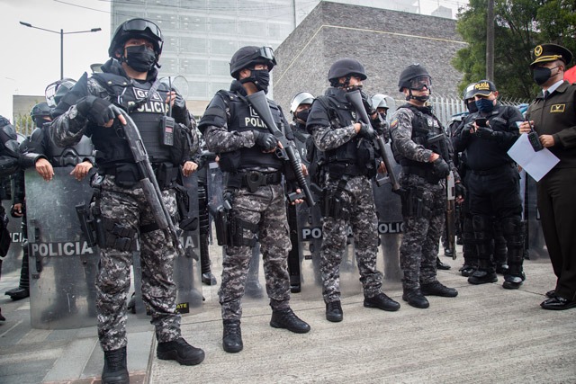 Ecuador detiene a 14 personas que se disfrazaban de policías y hacían falsos operativos para robar