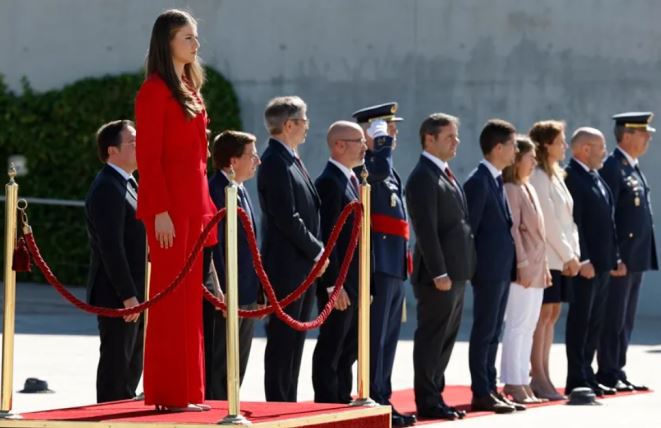 Princesa Leonor escogió un traje de Carolina Herrera para su primer viaje oficial al extranjero