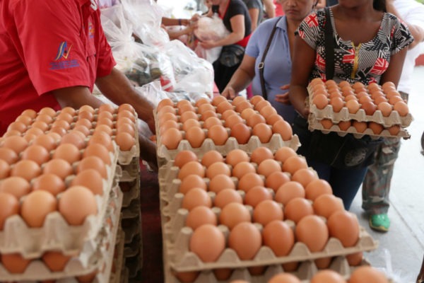 Huevos y pollos son los alimentos que más consumen los venezolanos