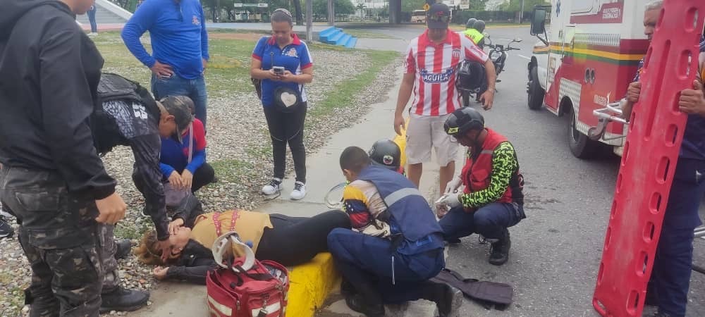 Dama lesionada tras accidente de tránsito en la Redoma del Obelisco de Barquisimeto