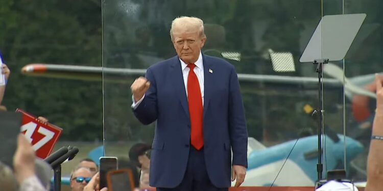 Trump celebra su primer mitin al aire libre tras el ataque siendo protegido por un vidrio antibalas