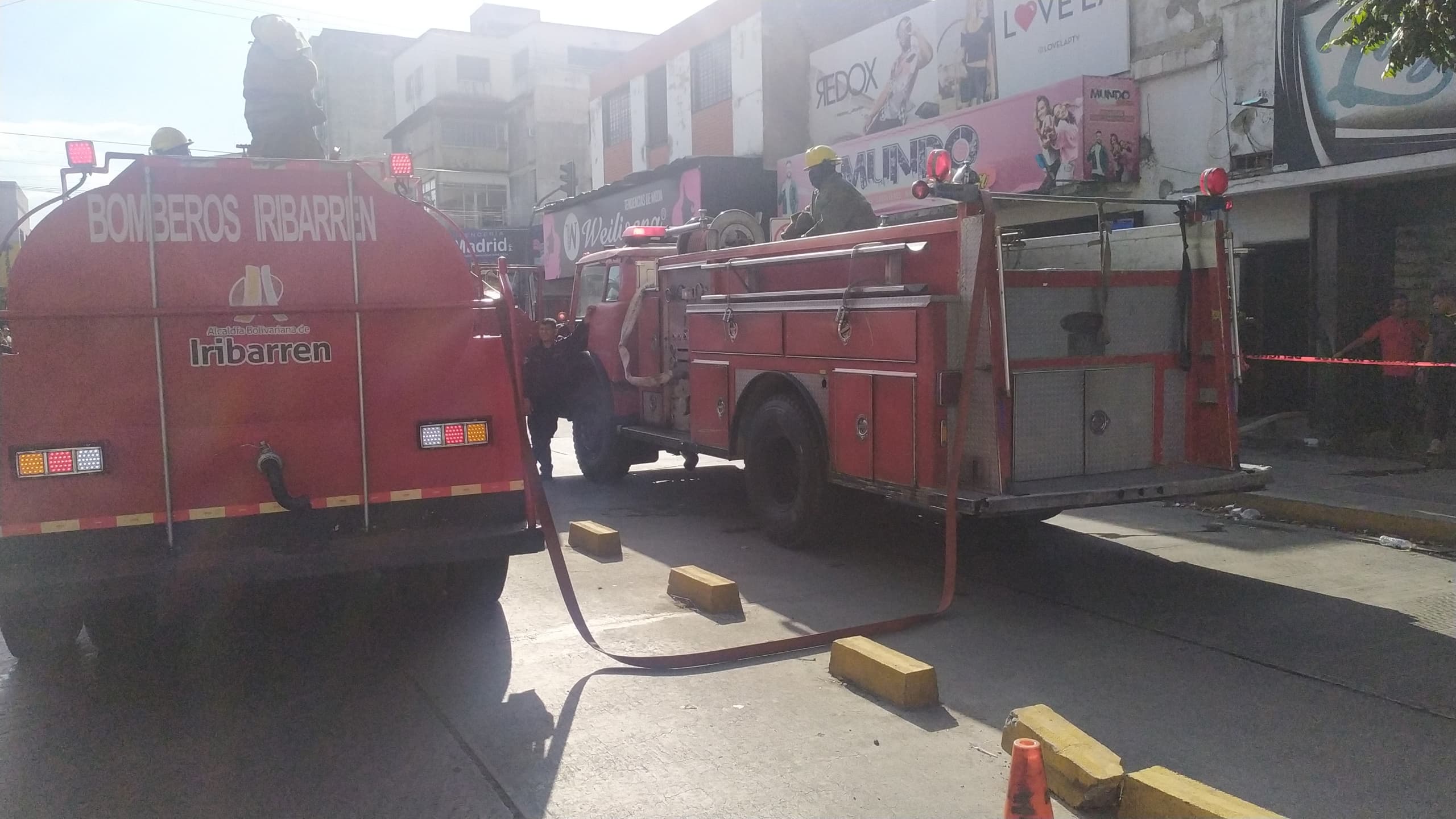 Bomberos controlan incendio en el centro de Barquisimeto