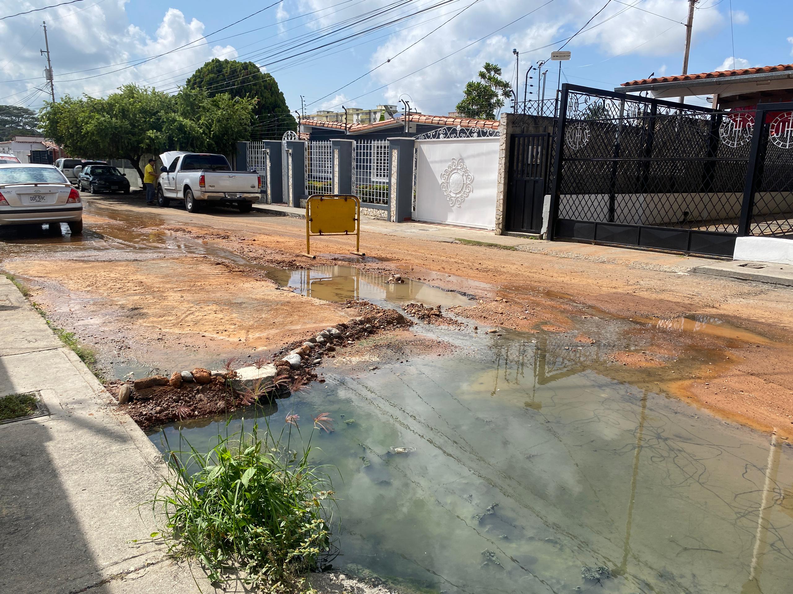 Habitantes de Fundalara piden solución urgente a Hidrolara por colapso de cloacas