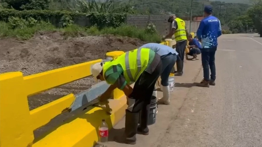 Continúa rehabilitación y mantenimiento de los puentes en Cumanacoa