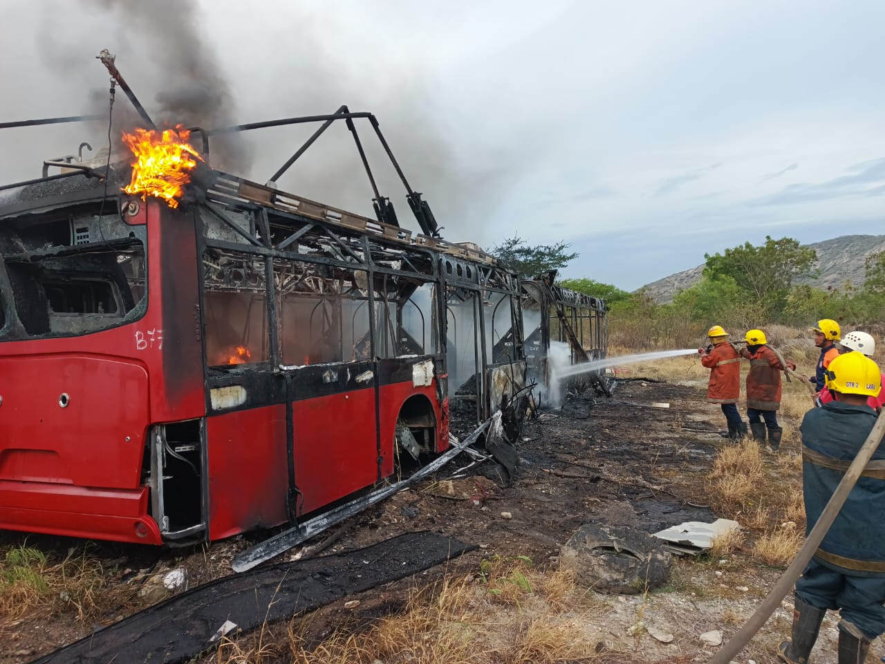 Incendio en la sede central de Transbarca afecta varias unidades de transporte desincorporadas