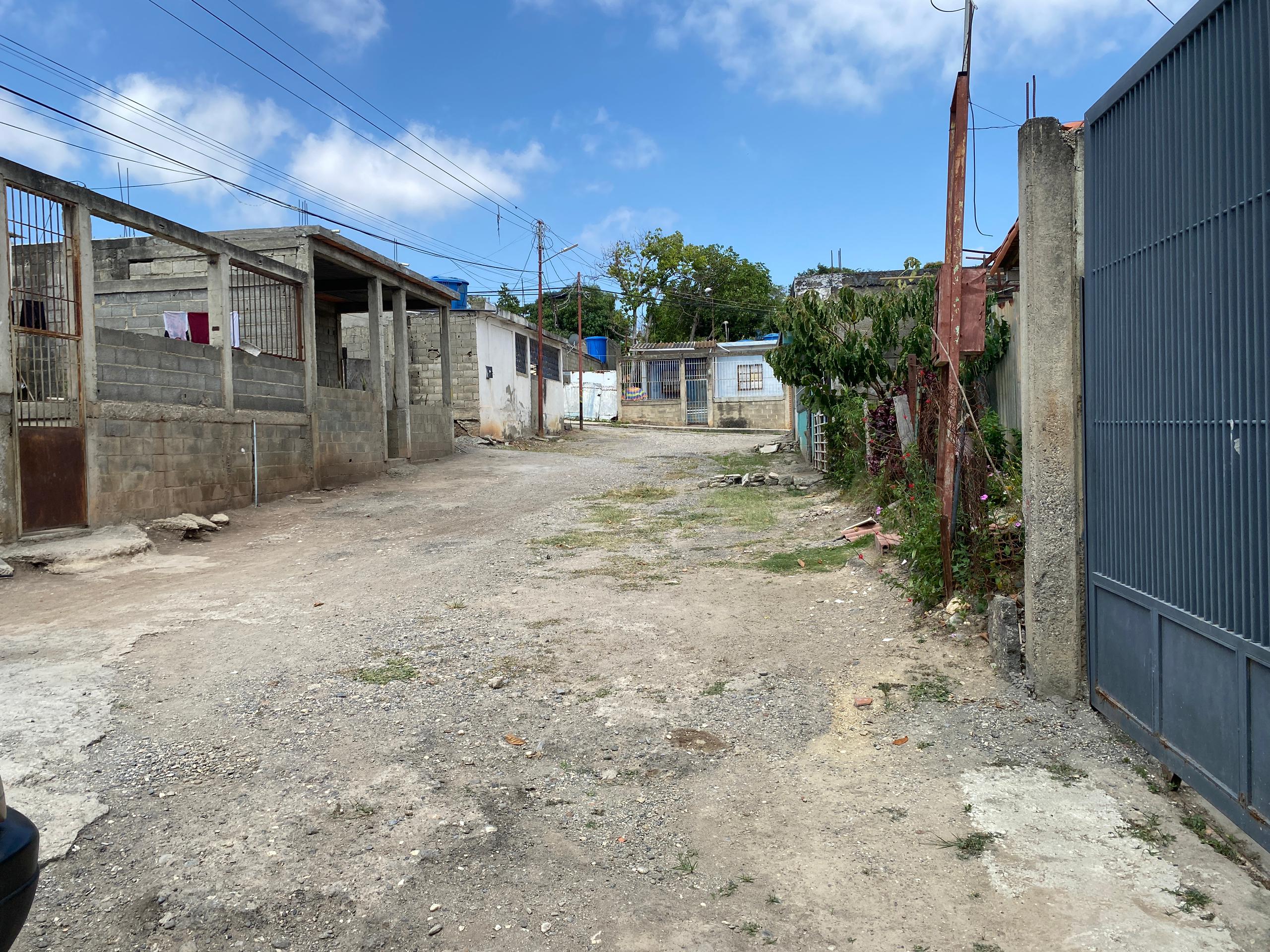 30 años sin asfaltado en la calle Los Apamates de Indio Manaure