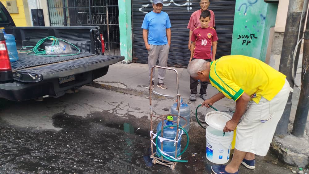 «Venimos de madrugada para llenar»: Vecinos de la carrera 14 recogen agua con tobos por falta del vital líquido desde hace mes y medio