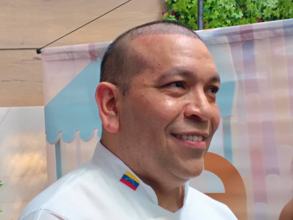 Chef Emerson Freitez resalta los 472 años de Barquisimeto con un monumental Obelisco de chocolate