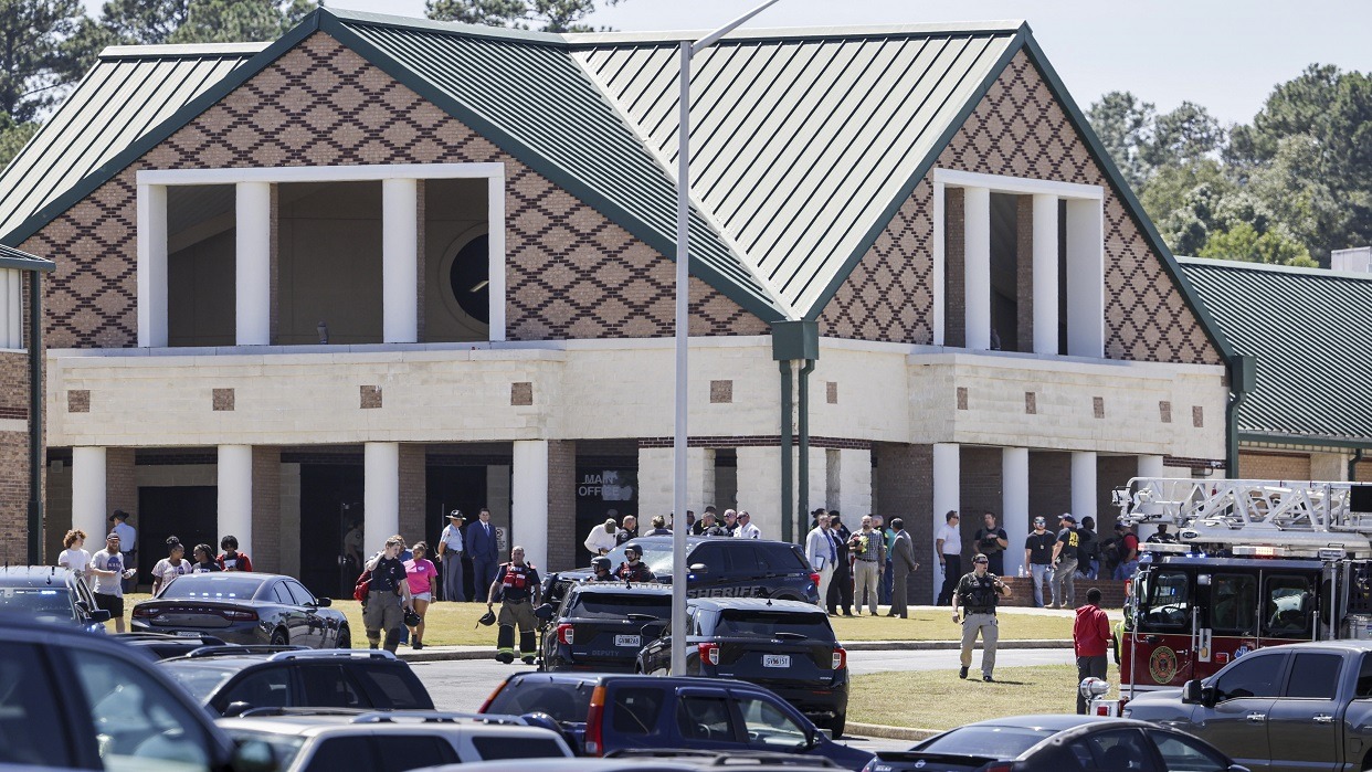 Winder (United States), 04/09/2024.- First responders on the scene of a shooting at Apalachee High School in Winder, Georgia, USA, 04 September 2024. At least four people died and nine injured after a shooting at the school, the Georgia Bureau of Investigation (GBI) announced on social media platform X, formerly Twitter, adding that one suspect was in custody. EFE/EPA/ERIK S. LESSER