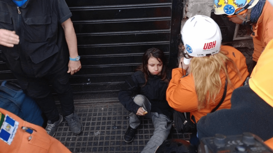 Policías de Argentina atacan con gas pimienta a una niña