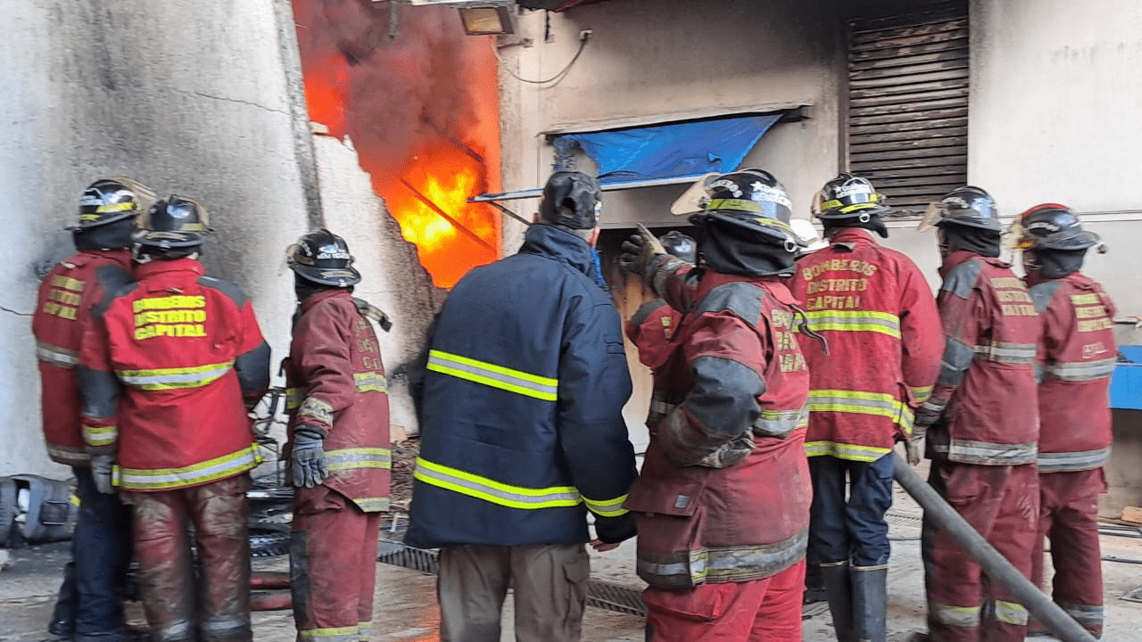 Sistema Nacional de Gestión de Riesgo atiende incendio en un galpón de Yahama en La Bandera