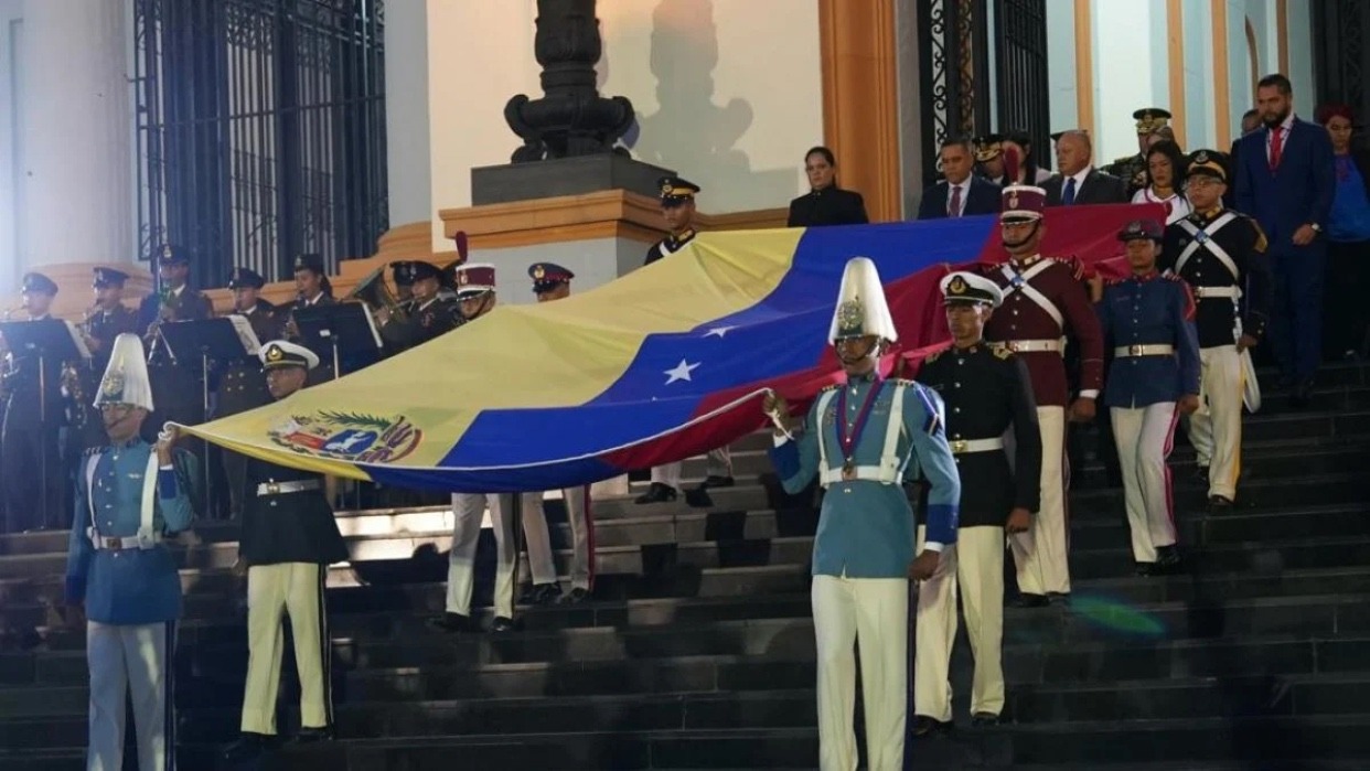 Dan inicio a actos conmemorativos del Día de la Resistencia Indígena con izada del tricolor nacional en el Panteón