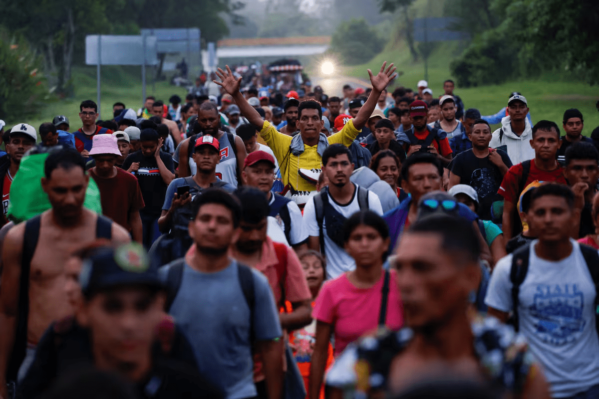 Caravana migrante parte del sur de México con la meta de llegar antes de Trump