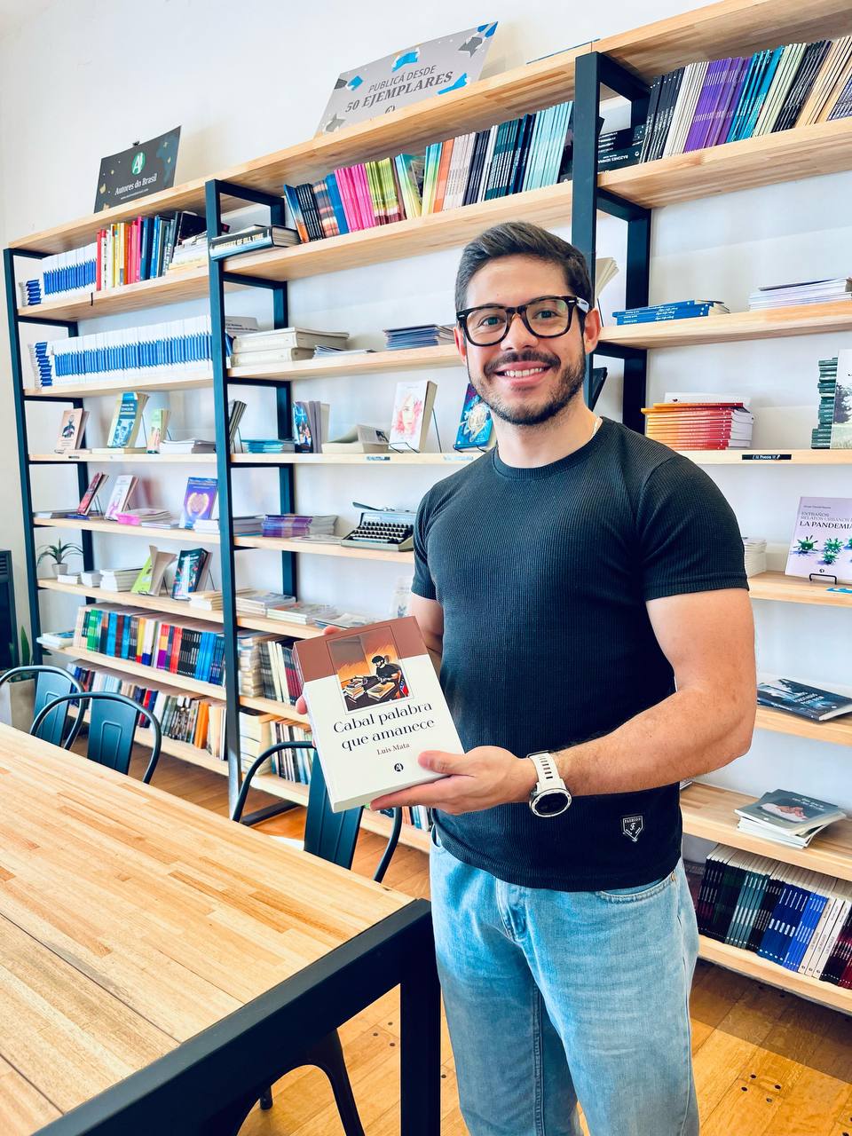 ¡Orgullo Guaro! Barquisimetano triunfa en Argentina con su segundo libro de poesía