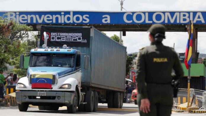 CUC400. CÚCUTA (COLOMBIA), 26/09/2022.- Un camión cruza el puente Simón Bolívar desde Colombia durante un acto de reapertura de la frontera entre Colombia y Venezuela, hoy, en Cúcuta (Colombia). Colombia y Venezuela reabrieron este lunes oficialmente su frontera común, que estuvo cerrada durante siete años, con un acto encabezado por el presidente Gustavo Petro y, por el lado venezolano, el gobernador del estado Táchira, Freddy Bernal, y los ministros de Transportes y de Industria. EFE/ Carlos Ortega