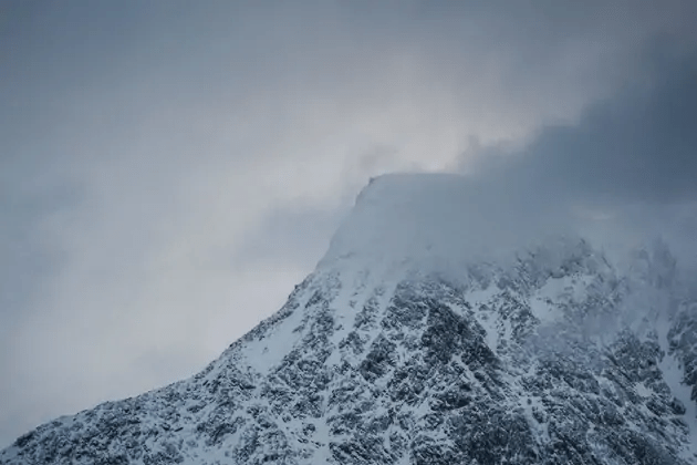 Queda tapiado en una avalancha y sobrevive de milagro